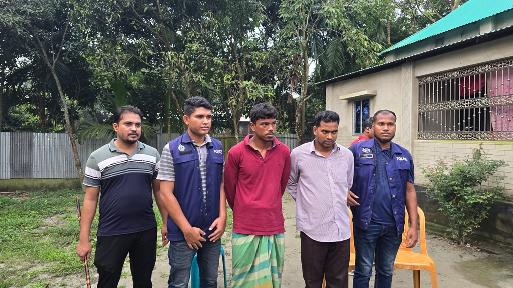 কিশোরগঞ্জে প্রবাসীর বাড়িতে স্বর্ণালংকার লুটের ঘটনায় ভাইসহ গ্রেপ্তার ২