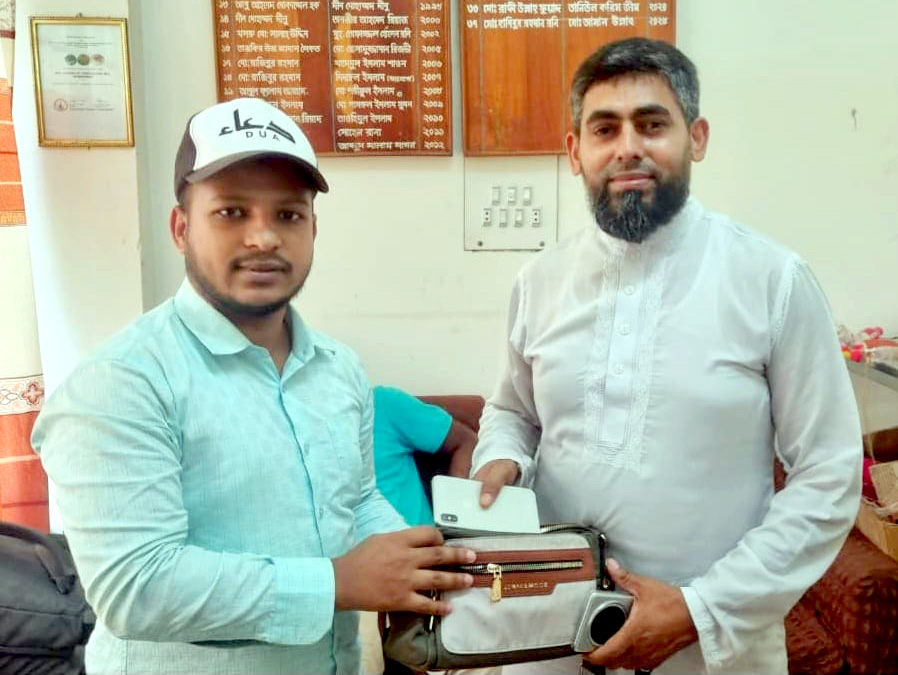প্রবাসীর হারিয়ে যাওয়া আইফোন–স্বর্ণালংকার ফেরত দিলেন বাকৃবি শিক্ষার্থী