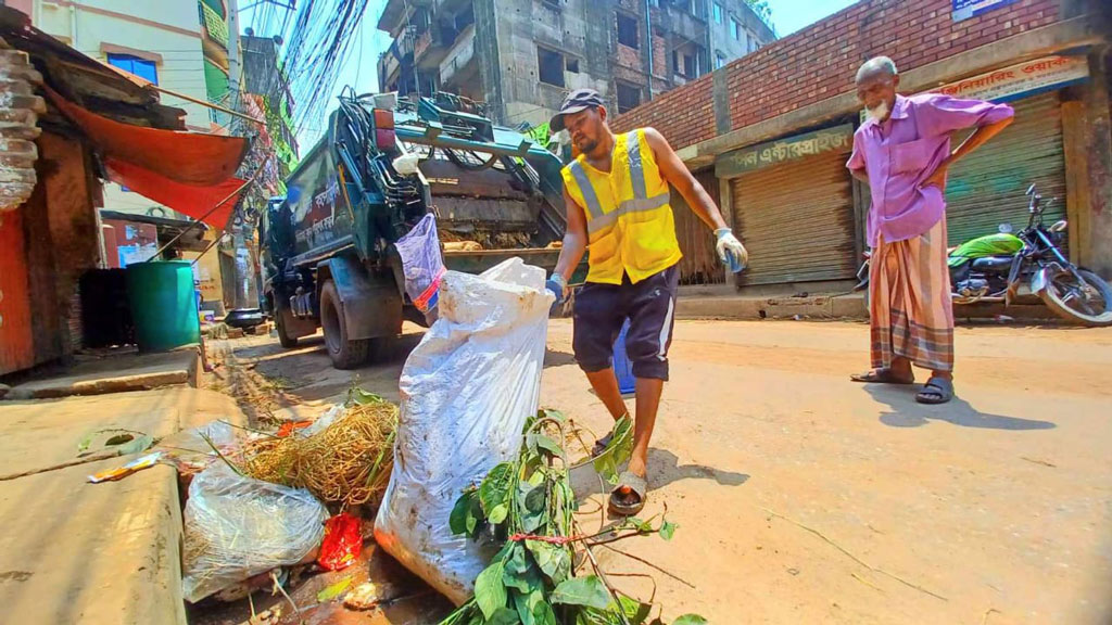 চট্টগ্রামে ৪১ ওয়ার্ডে ৪২০০ পরিচ্ছন্নতাকর্মী, বর্জ্য নিতে যাচ্ছেন পাড়া-মহল্লায়