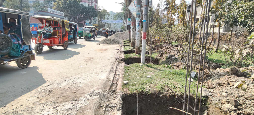 ফুলবাগান ও ফুটপাত নষ্ট করে কুমিল্লা কারাগারের নতুন প্রাচীর নির্মাণ বন্ধ রাখার দাবি