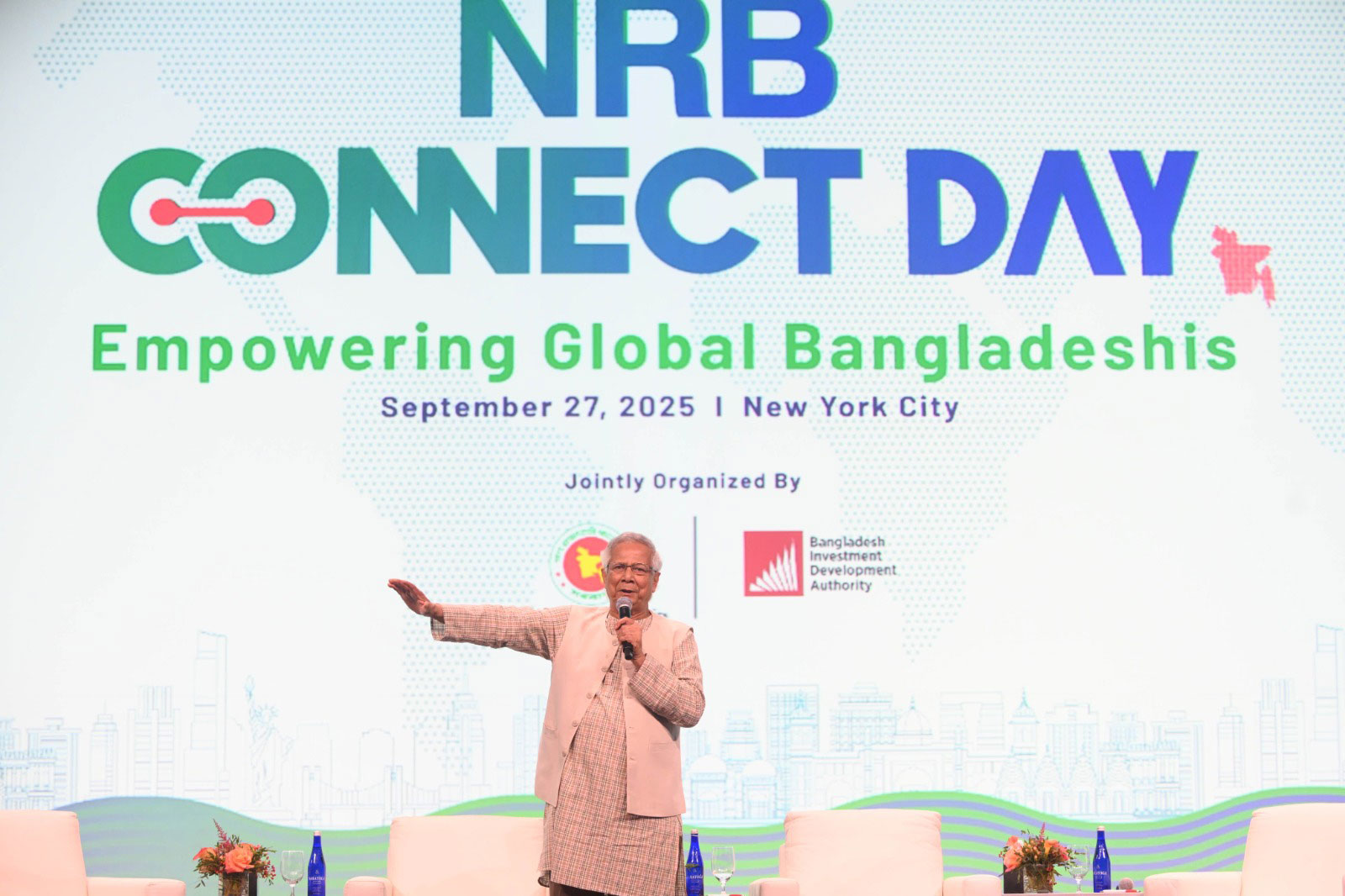 নিউইয়র্কে ‘এনআরবি কানেক্ট ডে: এমপাওয়ারিং গ্লোবাল বাংলাদেশি’ শীর্ষক অনুষ্ঠানে বক্তব্য রাখছেন প্রধান উপদেষ্টা। ছবি: প্রধান উপদেষ্টার প্রেস উইং
