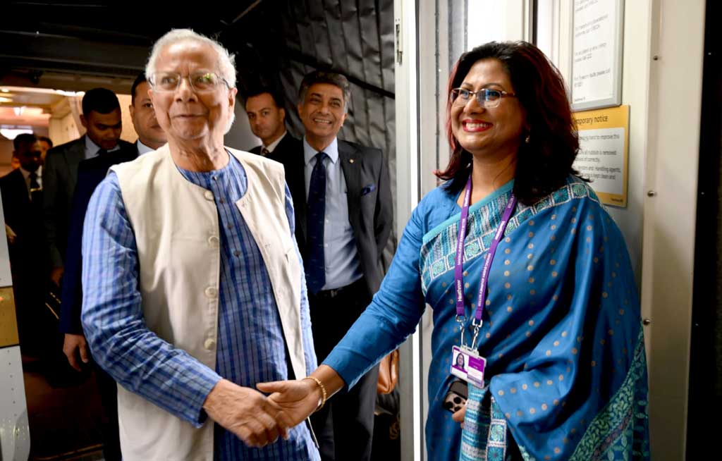 চার দিনের সফরে লন্ডনে পৌঁছেছেন প্রধান উপদেষ্টা