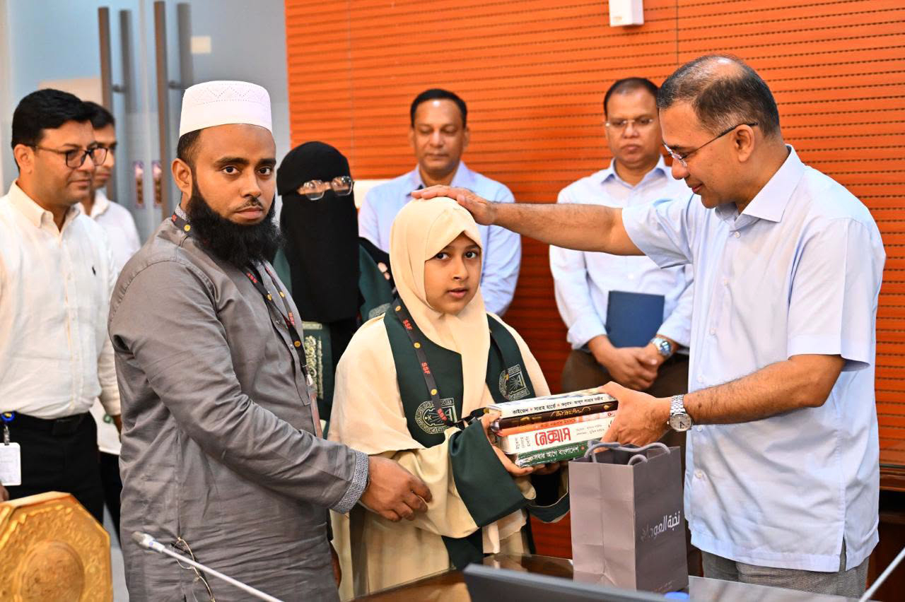 প্রধানমন্ত্রীর সঙ্গে বিশ্বজয়ী হাফেজদের সাক্ষাৎ
