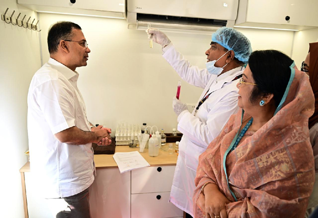 নিরাপদ খাদ্য পরীক্ষার ভ্রাম্যমাণ ল্যাব পরিদর্শন করলেন প্রধানমন্ত্রী