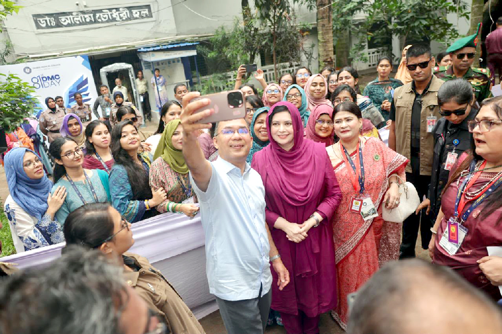 গাড়ি চালিয়ে ঢাকা মেডিকেলে প্রধানমন্ত্রী, শিক্ষার্থীদের সঙ্গে তুললেন সেলফি