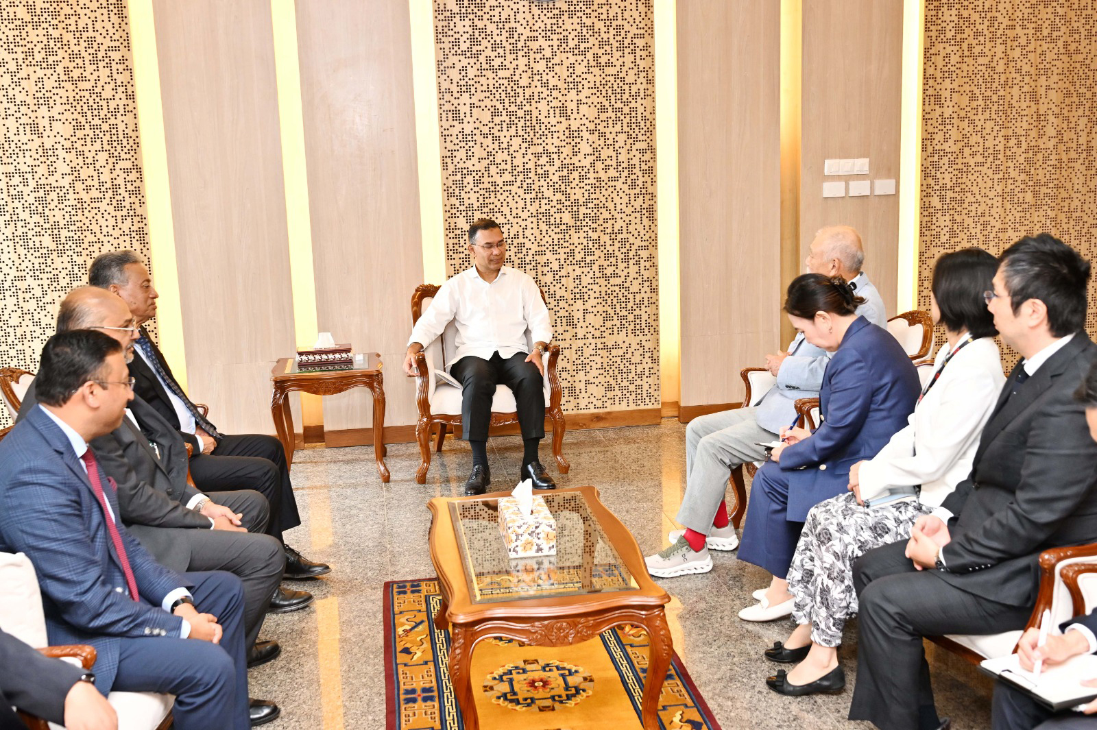 সচিবালয়ে প্রধানমন্ত্রী তারেক রহমানের সঙ্গে সৌজন্য সাক্ষাৎ করেন মিয়ানমারে ন্যাশনাল রিকনসিলিয়েশন-বিষয়ক জাপান সরকারের বিশেষ দূত ইয়োহেই সাসাকাওয়া। ছবি: পিএমও