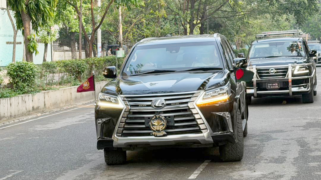 প্রধানমন্ত্রী তারেক রহমানের গাড়িতে প্রথমবারের মতো জাতীয় পতাকা