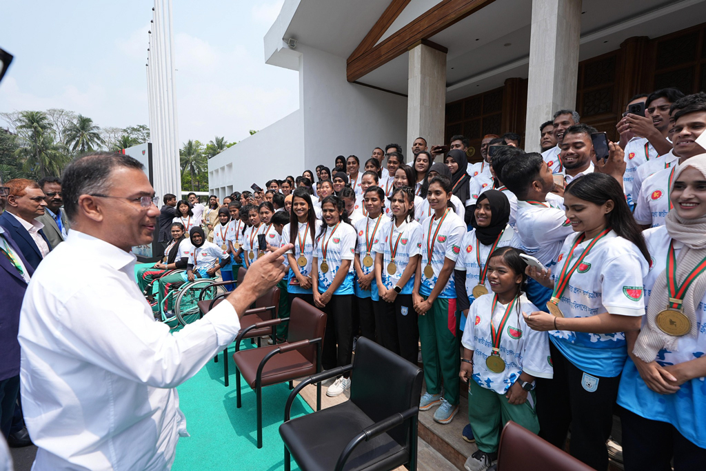 রাজনৈতিক দল বা গোষ্ঠীর সদস্য হবেন না: খেলোয়াড়দের প্রতি আহ্বান প্রধানমন্ত্রীর