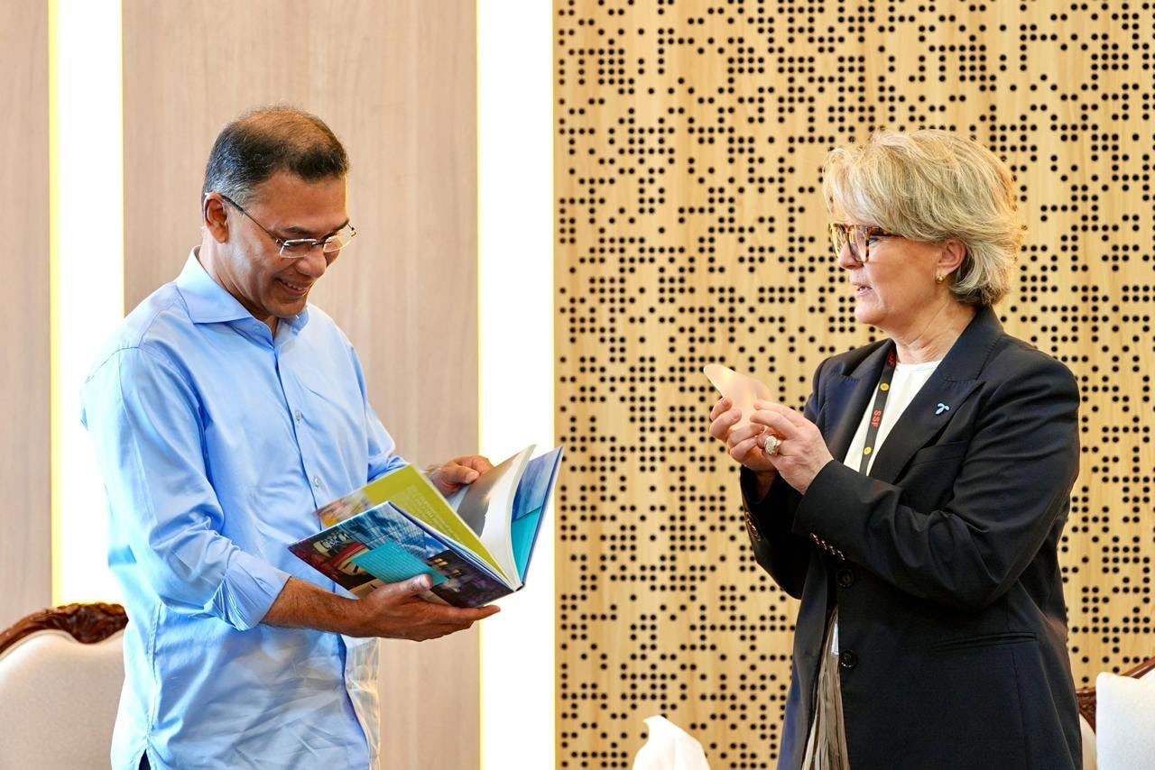 প্রধানমন্ত্রীর সঙ্গে টেলিনর গ্রুপের প্রেসিডেন্টের সাক্ষাৎ