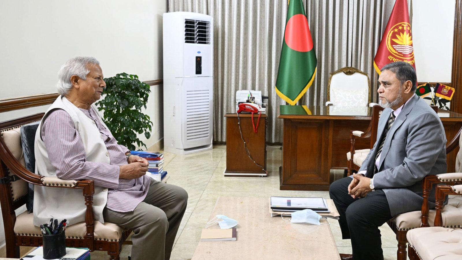 প্রধান উপদেষ্টার সঙ্গে সিইসির সাক্ষাৎ