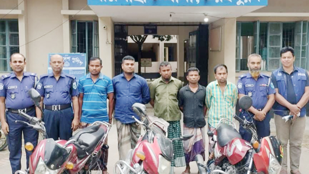 পীরগাছায় বিশেষ অভিযানে ৩টি চোরাই মোটরসাইকেল উদ্ধার : গ্রেপ্তার-৫