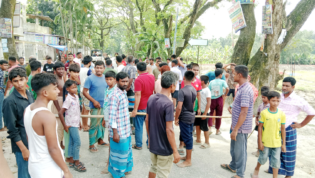পীরগাছায় মিনি স্টেডিয়াম নির্মাণে অনিয়মের অভিযোগ: শ্রমিকদের হামলায় আহত ১০, সড়ক অবরোধ