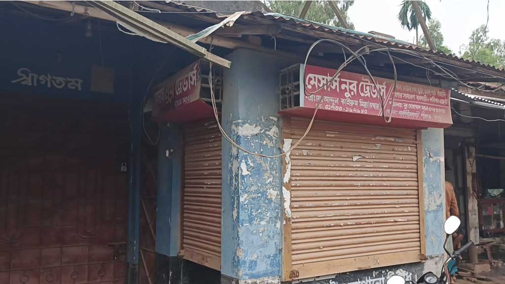 জামায়াত কর্মীর বাবার গুদামে সরকারি চাল, ভিডিও করায় দুই যুবককে মারধর