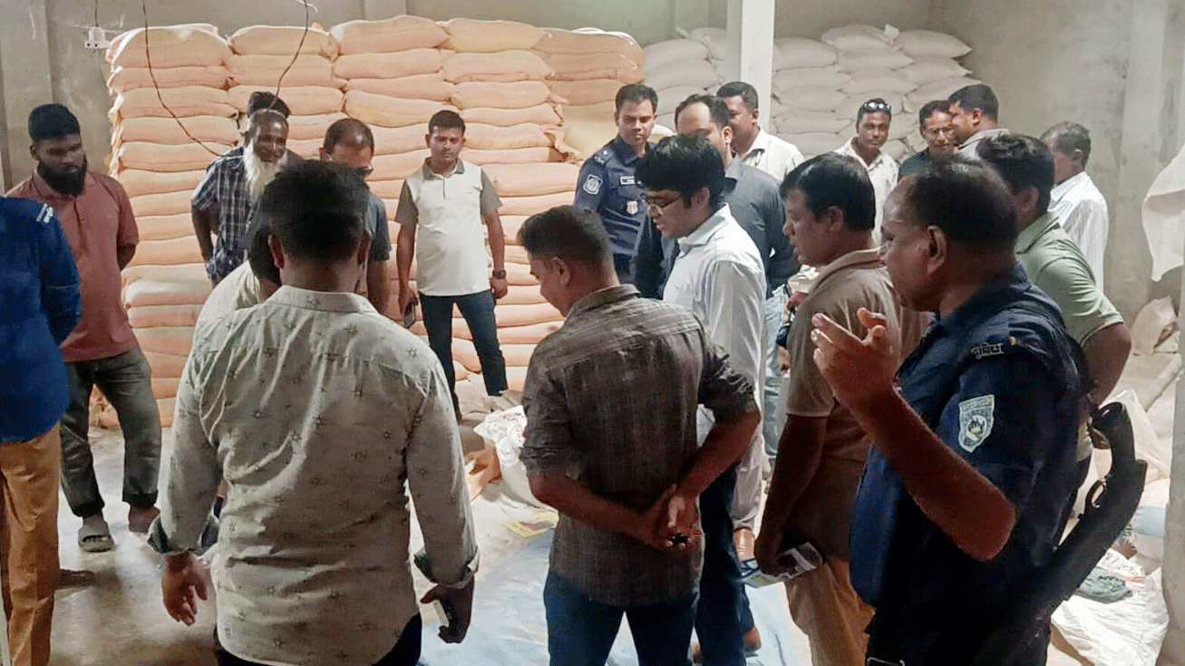 পীরগঞ্জে নকল সার, কীটনাশক ও গরুর ভুসি উদ্ধার, গুদাম তালাবদ্ধ