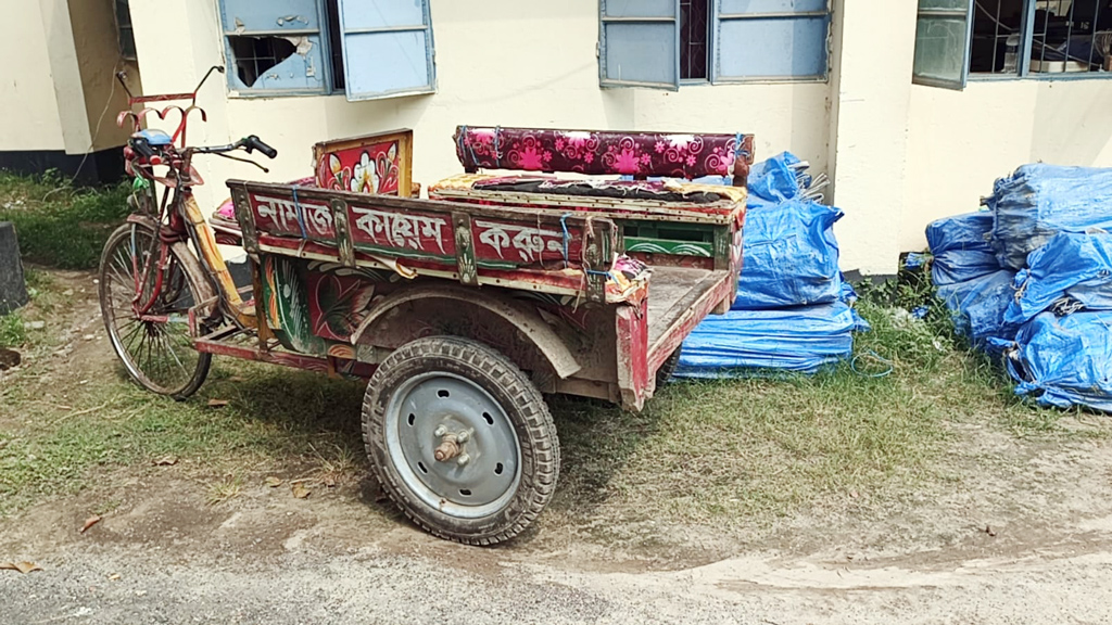 ধানখেতে পড়ে ছিল ভ্যানচালকের গলাকাটা মরদেহ