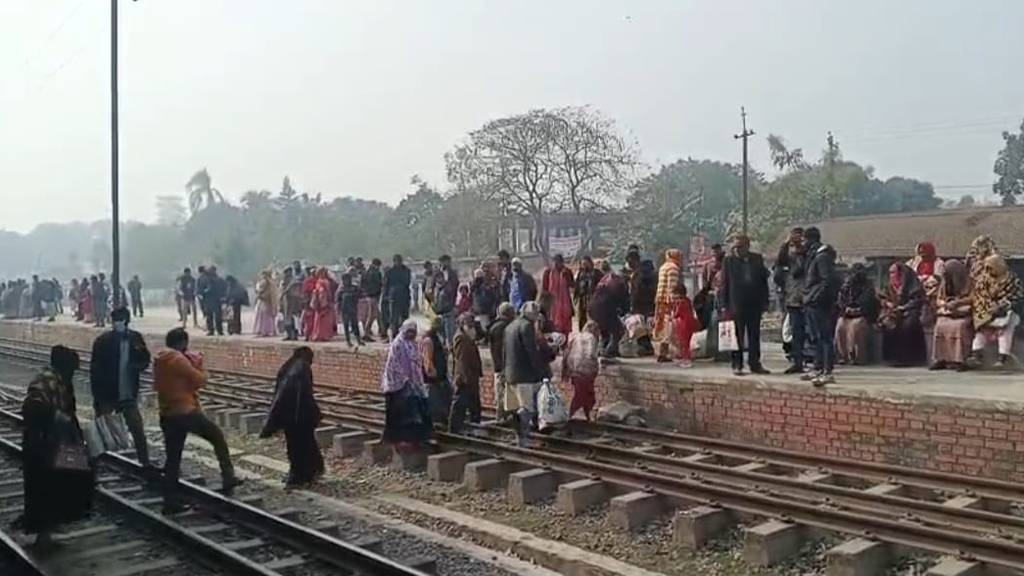 আয় বেশি, তবু অবহেলায় পীরগঞ্জ রেলওয়ে স্টেশন