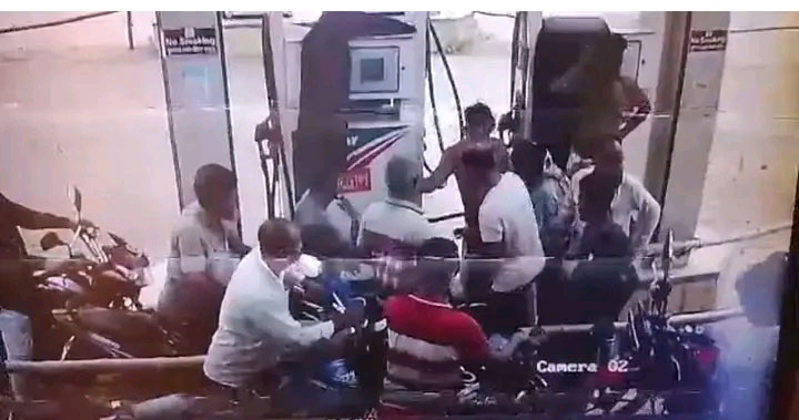 ফিলিং স্টেশনের কর্মীর গলায় ছুরি ধরে ১৬৭ লিটার পেট্রল লুট, থানায় অভিযোগ