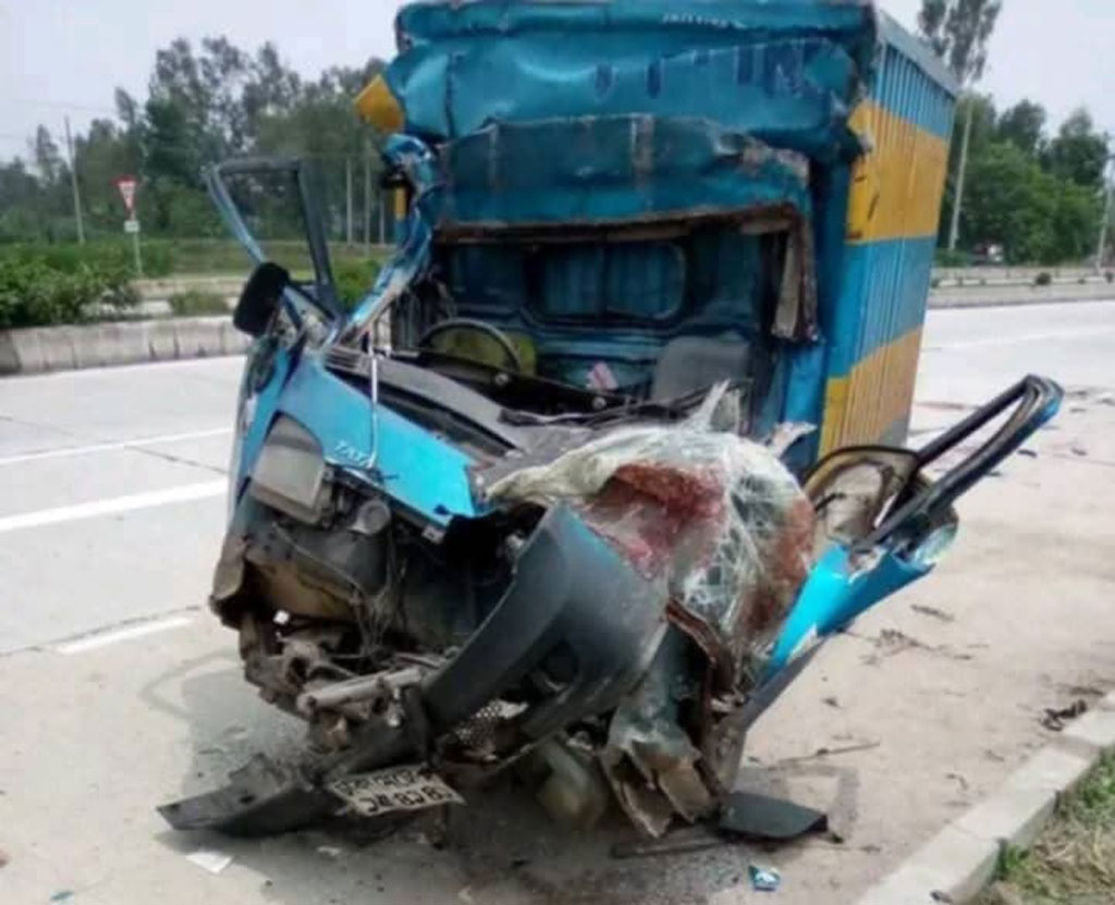 পীরগঞ্জে কাভার্ড ভ্যানের নিয়ন্ত্রণ হারিয়ে চালক-হেলপার নিহত