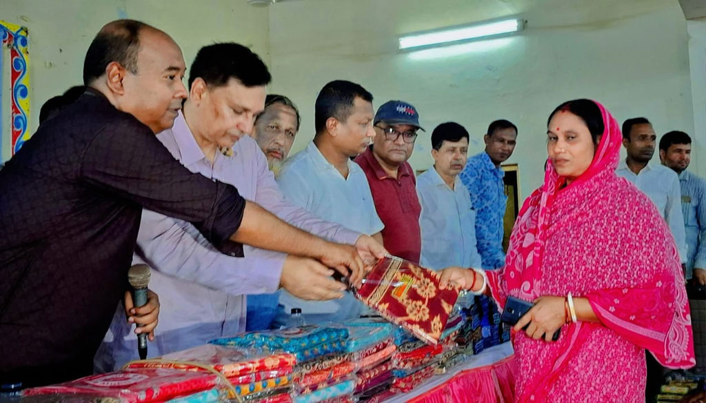 পীরগঞ্জে দুর্গাপূজা উপলক্ষে পৌর বিএনপির প্রতিষ্ঠাতা সভাপতির শাড়ি লুঙ্গি বিতরণ