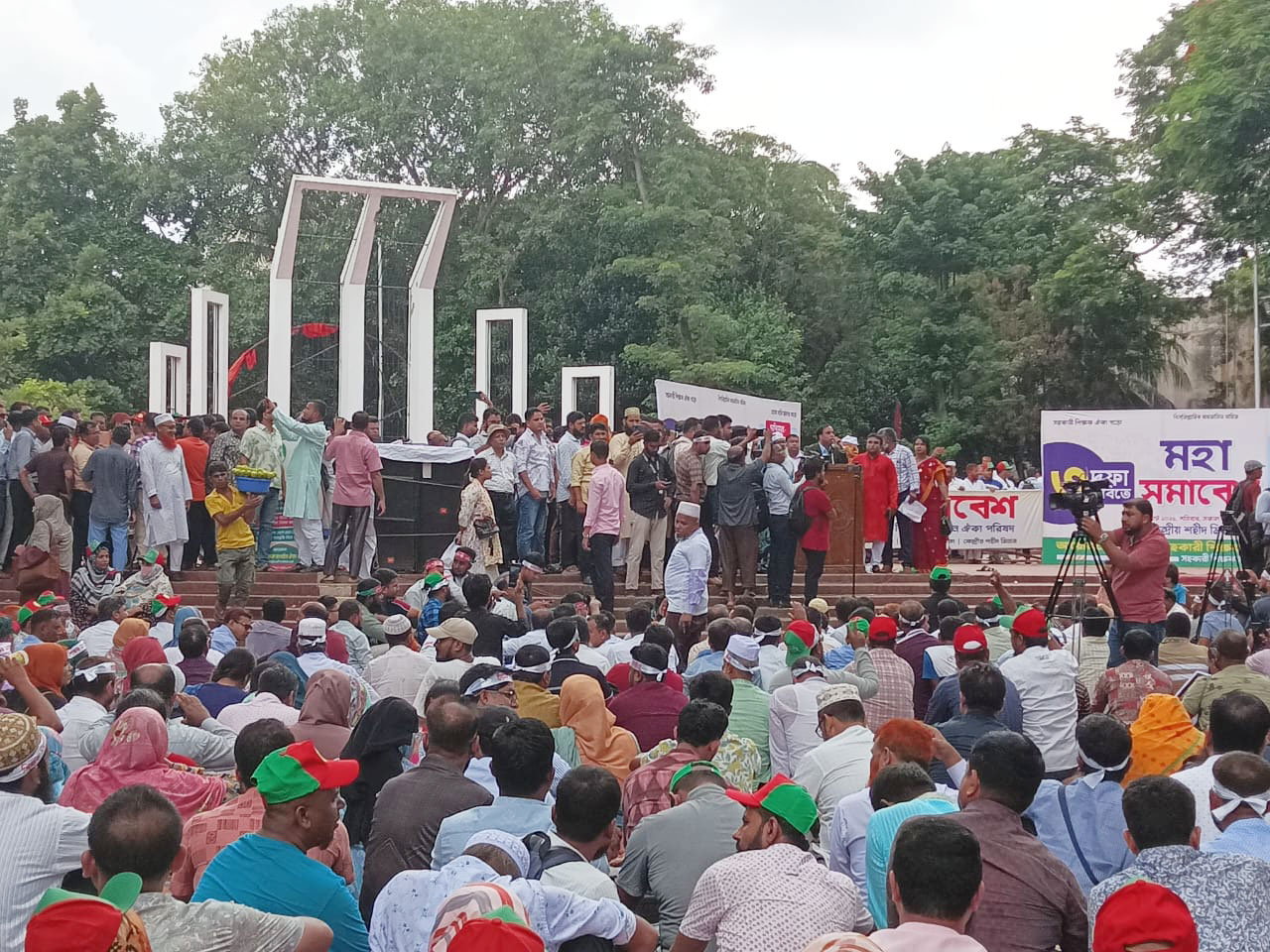 তিন দফা দাবিতে শহীদ মিনারে প্রাথমিকের সহকারী শিক্ষকদের মহাসমাবেশ