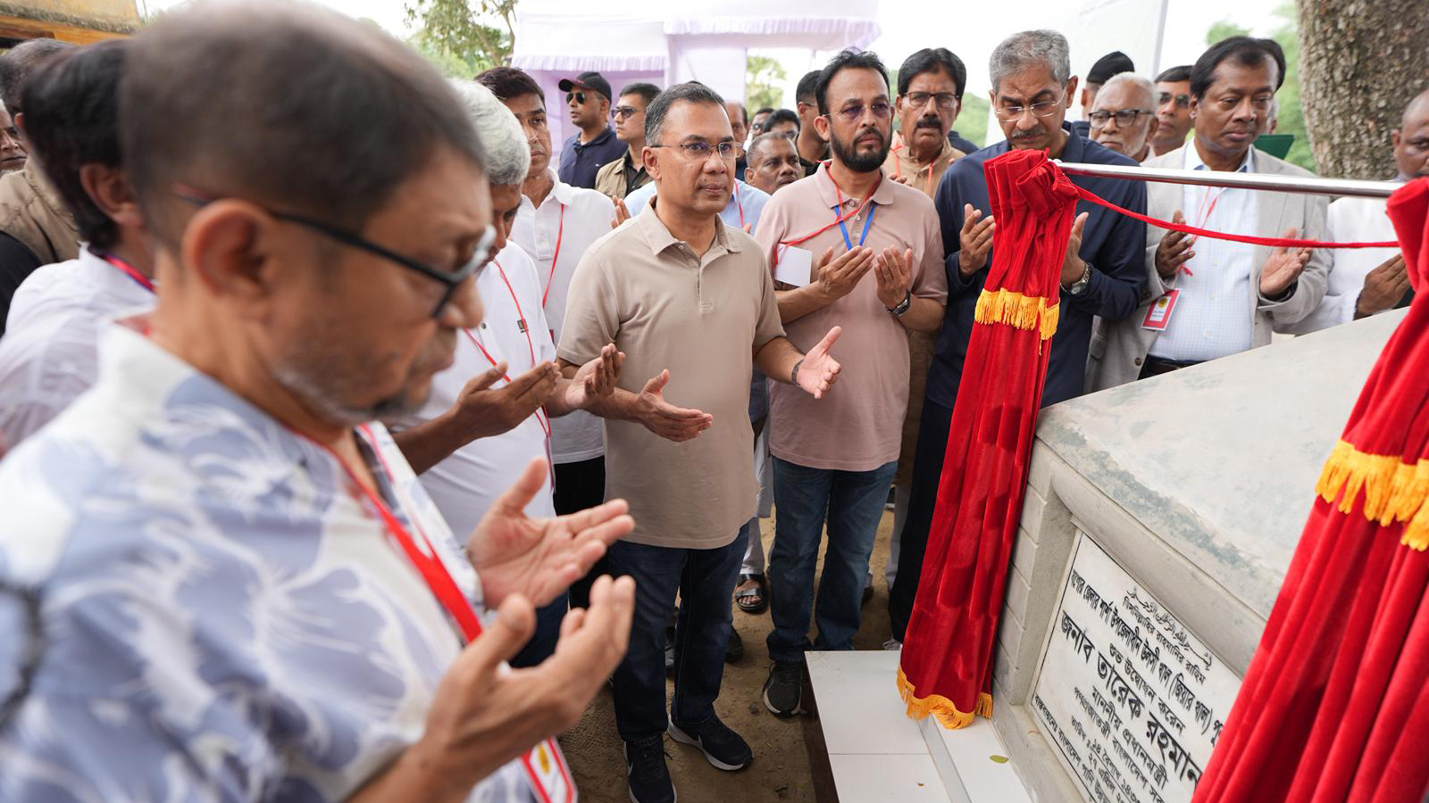 পাশাপাশি জিয়া-তারেকের নামফলক