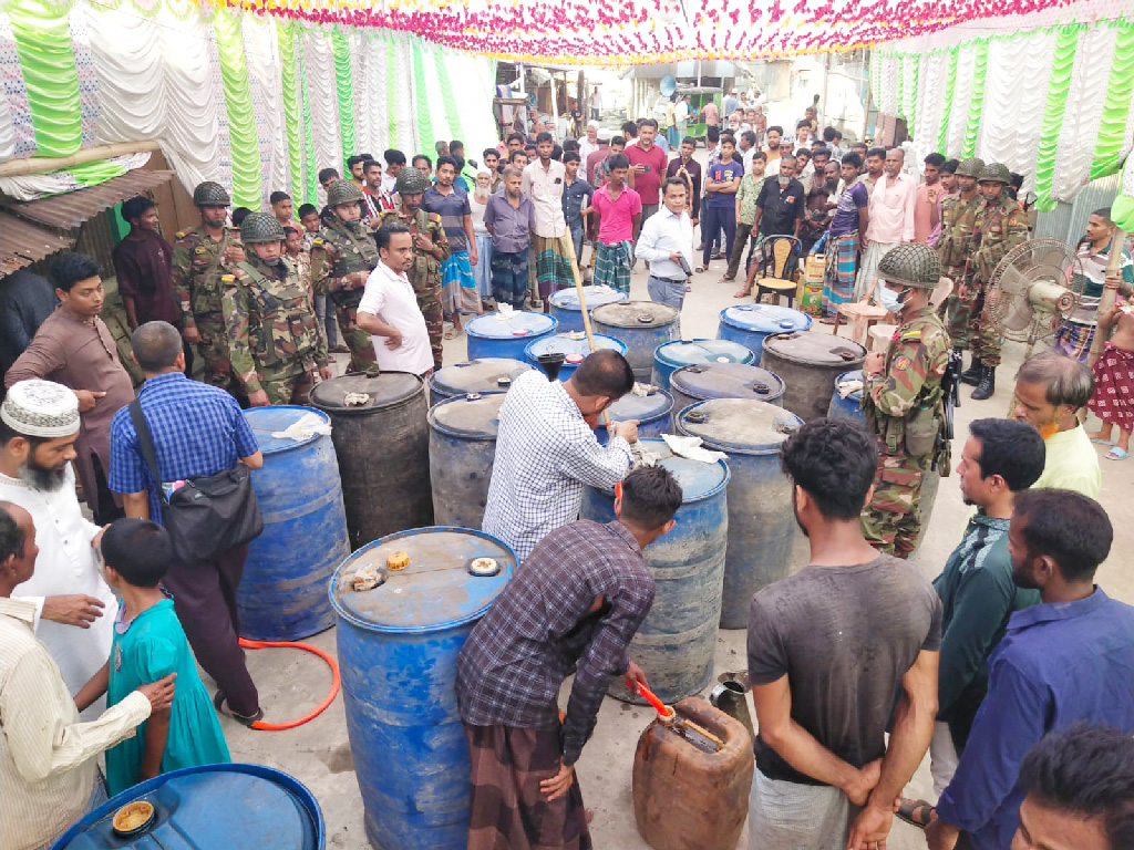 নেছারাবাদে অবৈধ তেল মজুত: ৩ হাজার কেজি ডিজেল-কেরোসিন জব্দ, ব্যবসায়ীকে জরিমানা