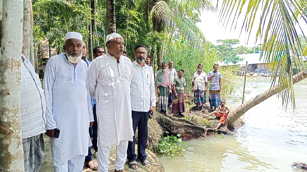 ভাঙনের বিলীন ডুবির রাস্তা ও কয়েক শ একর ফসলি জমিসহ বাড়িঘর। ছবি: আজকের পত্রিকা