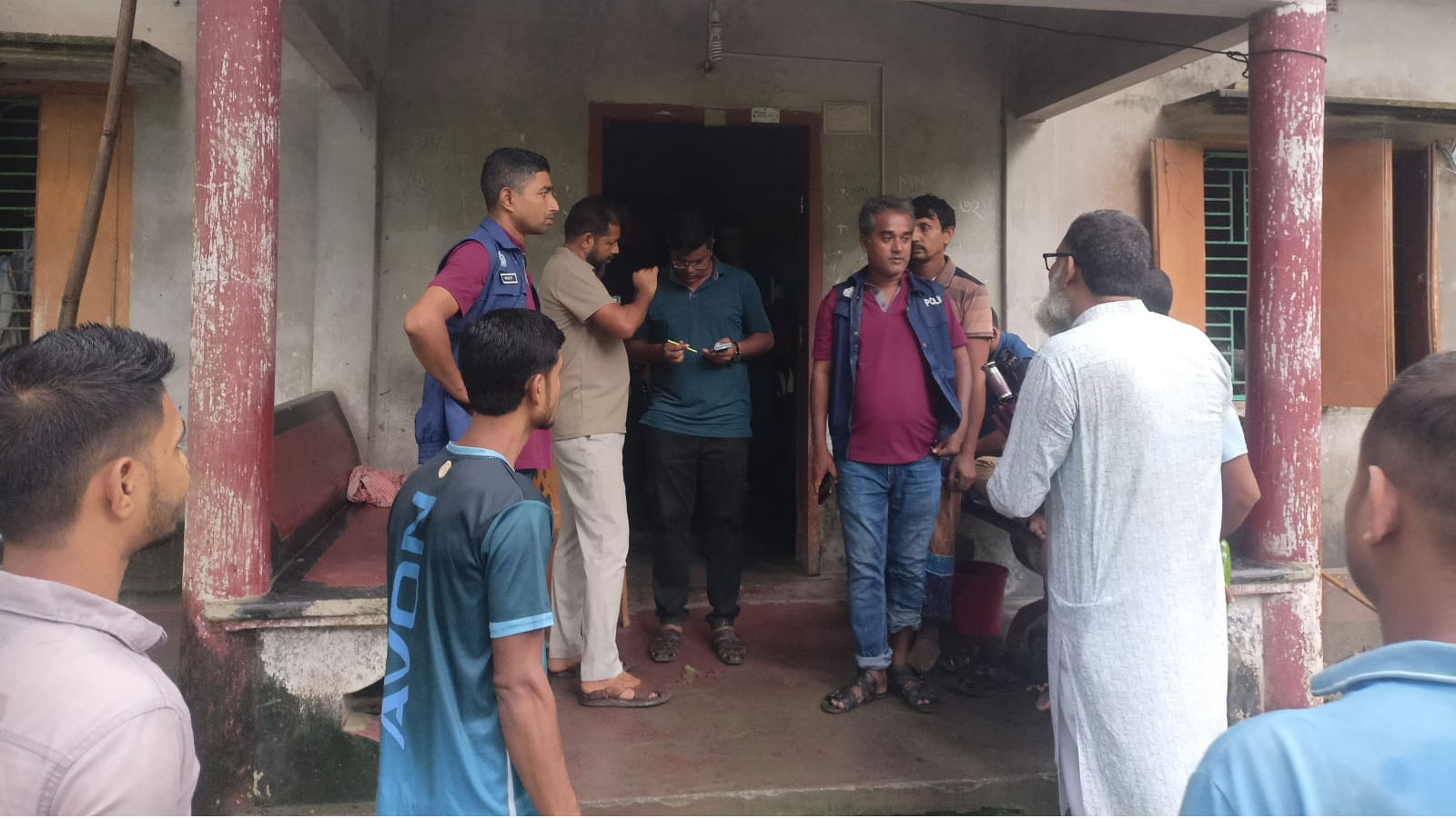 নেছারাবাদে এক রাতে তিন বাড়িতে ডাকাতি, এলাকায় আতঙ্ক