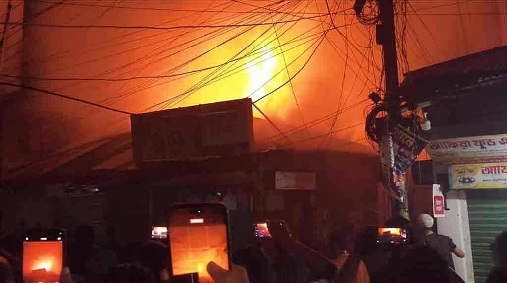 পিরোজপুরে আগুনে পুড়ল ৬ দোকান, ৪০ লাখ টাকার ক্ষতি