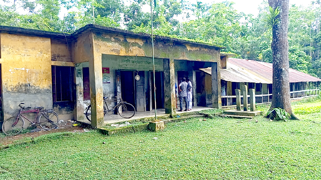১২০ শিক্ষার্থীর বিদ্যালয়ে উপস্থিত মাত্র ৭ জন, এসএসসিতে ১১ জনে পাস ১