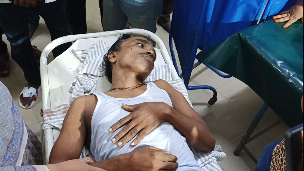 পিরোজপুরে প্রধান শিক্ষকের দুই পা ভেঙে দিয়েছে দুর্বৃত্তরা