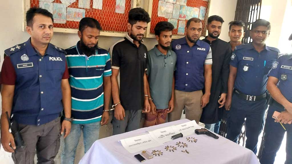 পিরোজপুরে বিদেশি পিস্তল ও ৪৩ রাউন্ড গুলিসহ গ্রেপ্তার ৩