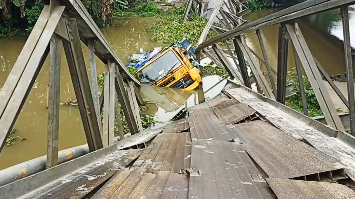 বেইলি ব্রিজ ভেঙে মালবাহী ট্রাক খালে, যোগাযোগ বিচ্ছিন্ন