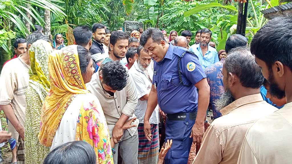 হাতে রশি নিয়ে ঘুরছিলেন গতকাল, সকালে নিজের চা দোকানে মিলল মরদেহ