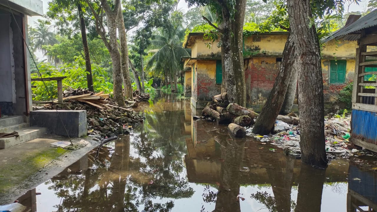পানিবন্দি নাজিরপুর উপজেলা ডাকঘর অফিস : চরম দুর্ভোগে গ্রাহকরা