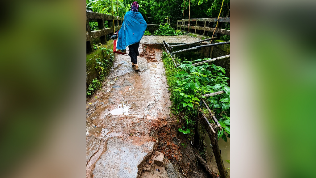 ভাঙনে বিলীন রাজাবাড়ি-জিলবাড়ি সড়ক, দুর্ভোগে পাঁচ গ্রামের হাজারো মানুষ