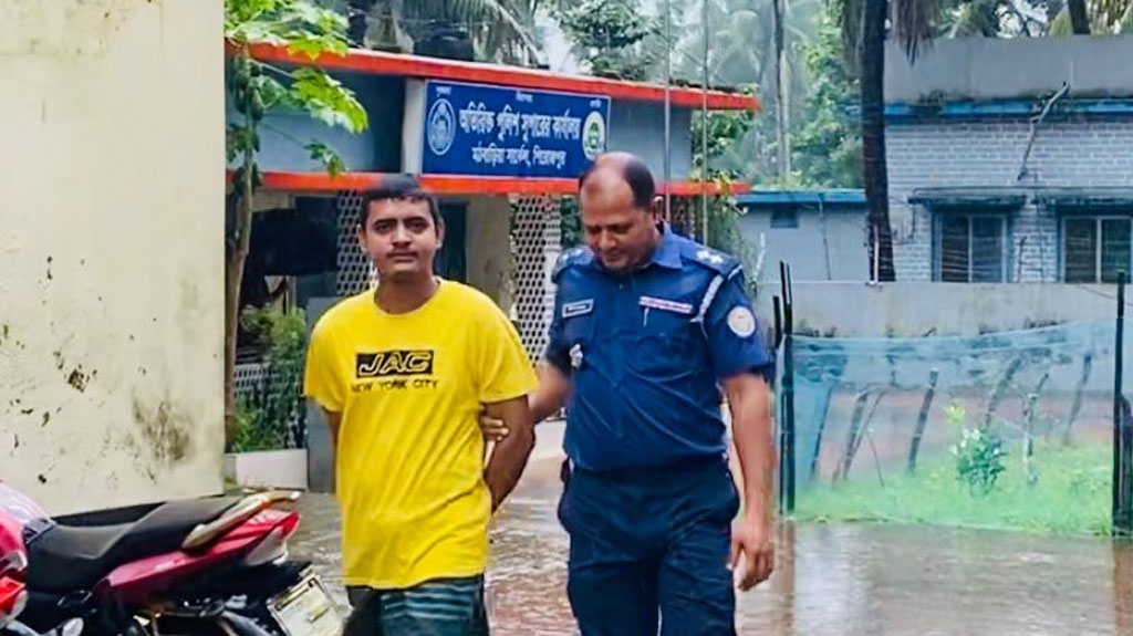 পিরোজপুরে ভুয়া মেজর আটক