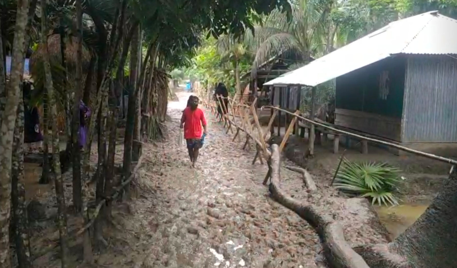 সড়কে হাঁটু সমান কাদা, সাঁকোতে ঝুঁকি নিয়ে চলাচল