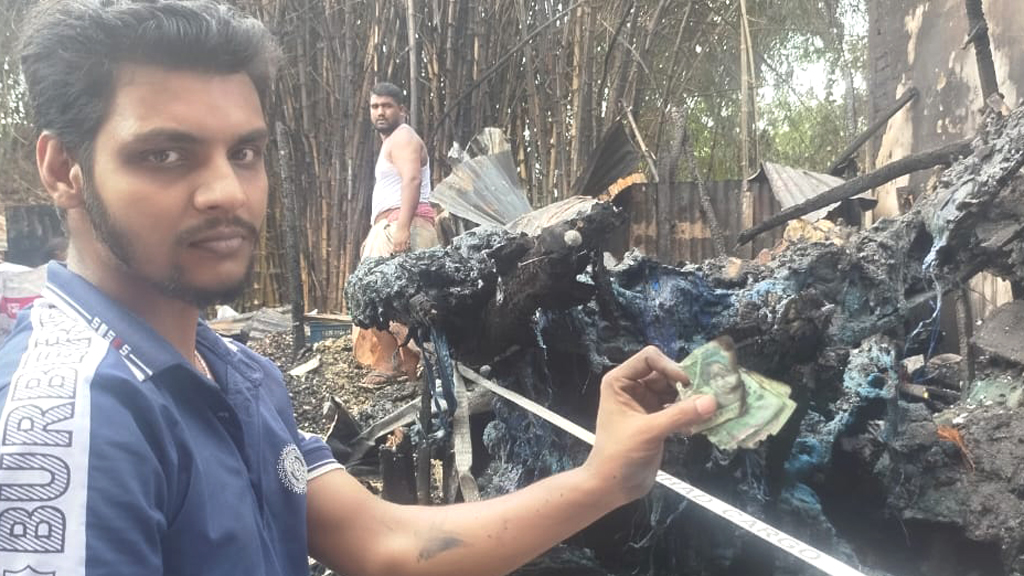 মিয়ারহাট বন্দরে অগ্নিকাণ্ডে ১৭ দোকান পুড়ে ছাই