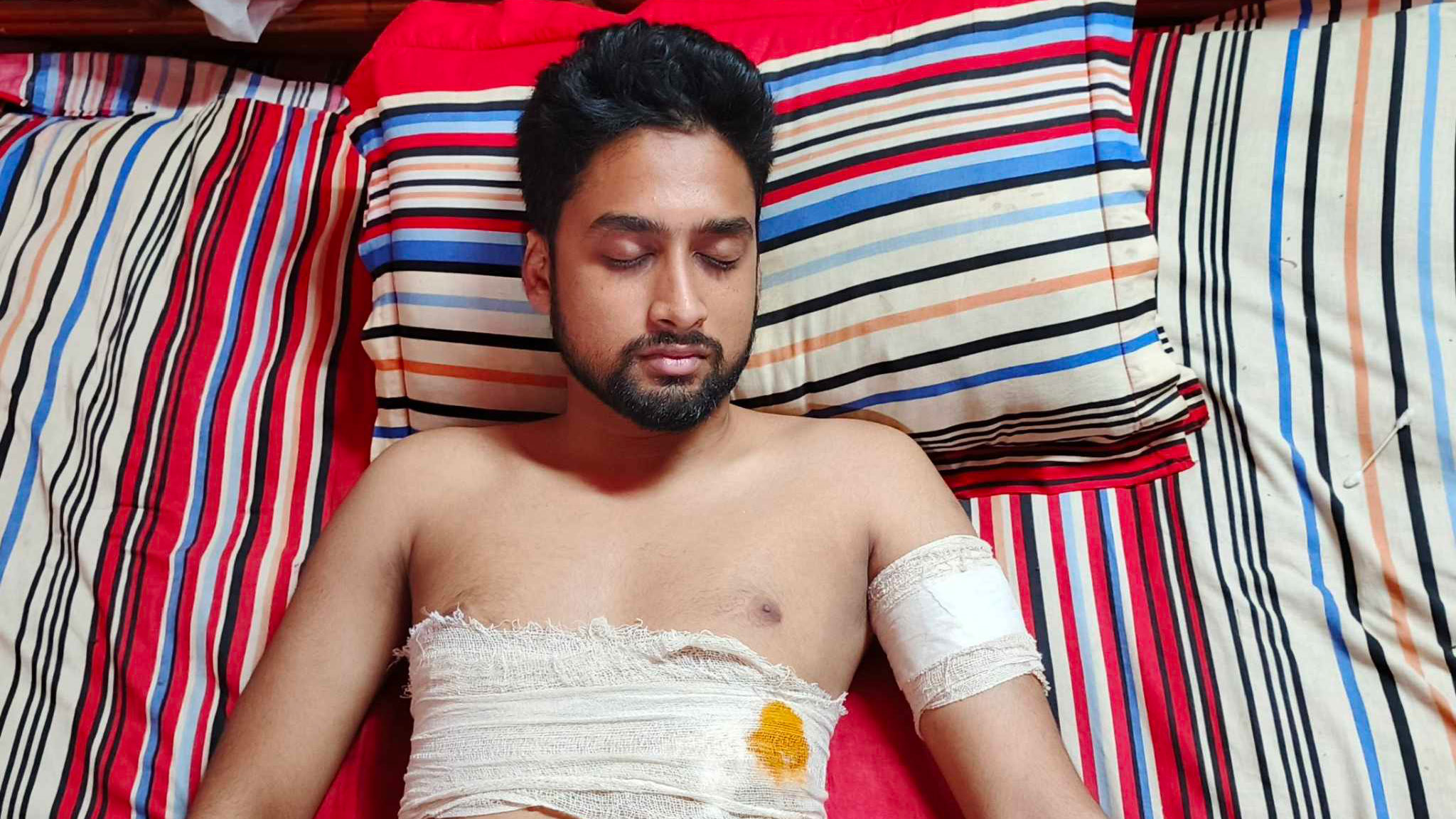 মাদক কারবারে বাধা দেওয়ায় কলেজছাত্রকে কুপিয়ে জখমের অভিযোগ