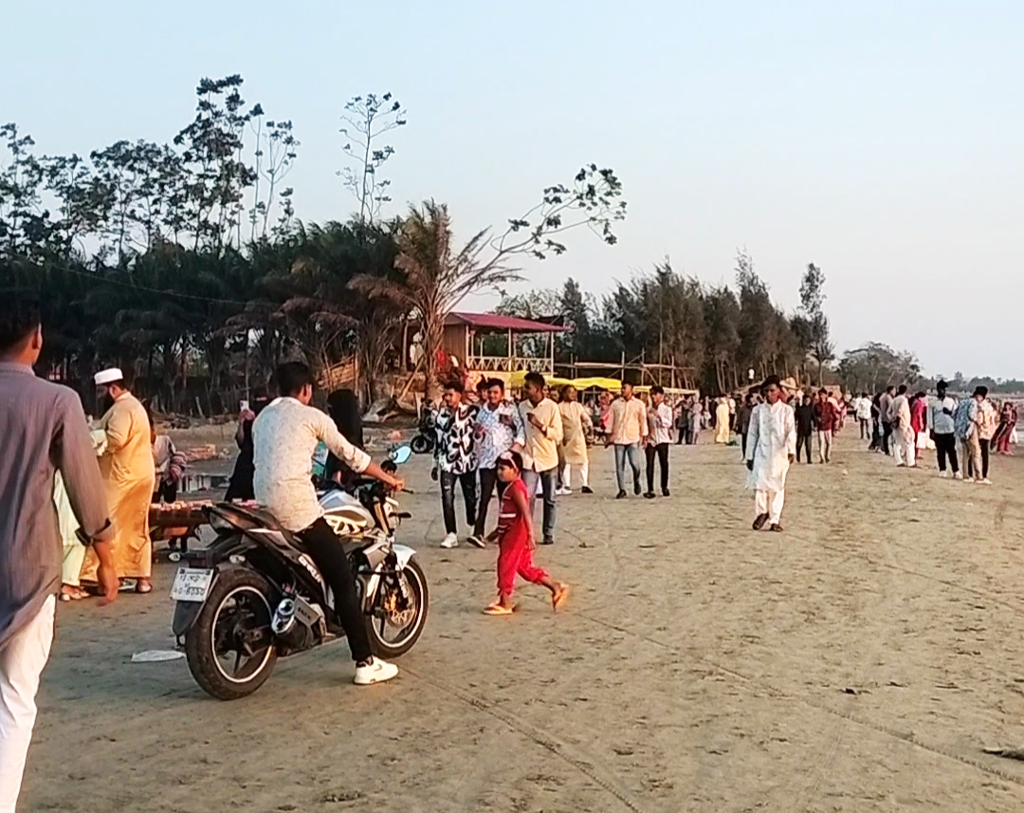 পারকি সমুদ্রসৈকতে বেপরোয়া মোটরসাইকেল ও বিচ বাইকারদের দৌরাত্ম্যে বিরক্ত পর্যটকেরা