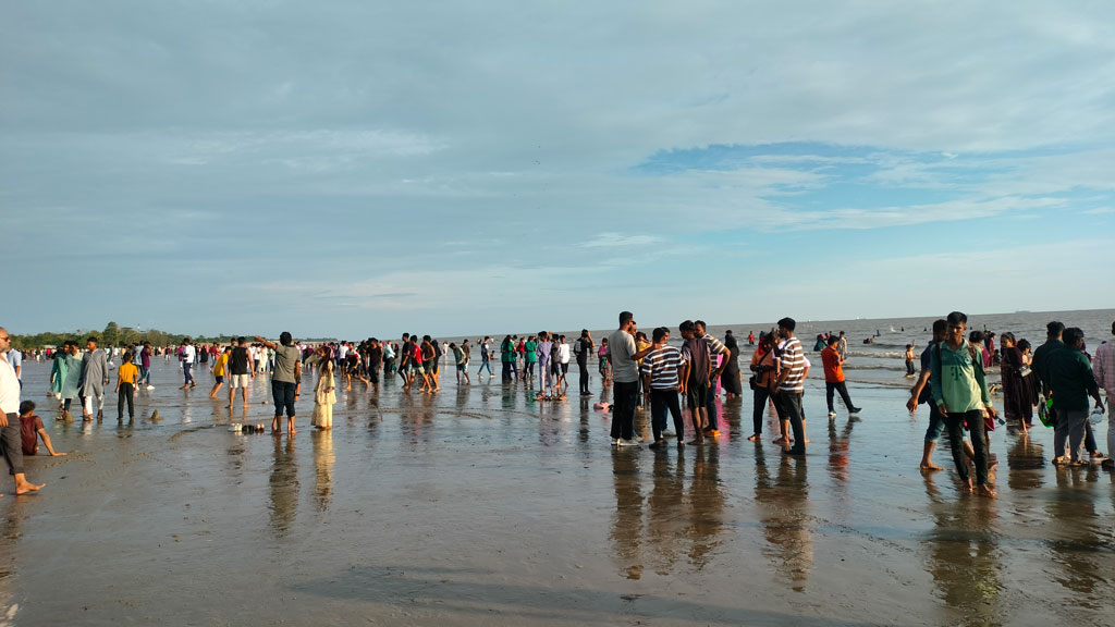 সাগরতীরে পর্যটকের মিলনমেলা