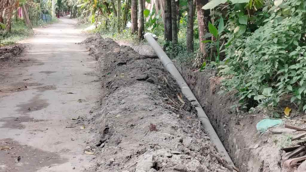 নিয়মবহির্ভূতভাবে চলছে পানি সরবরাহ প্রকল্পের কাজ, নির্দেশনা মানছে না ঠিকাদারি প্রতিষ্ঠান
