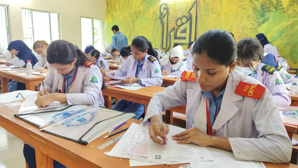 চট্টগ্রামে এইচএসসি ও সমমানের পরীক্ষা শুরু, প্রথম দিনে অনুপস্থিত ১ হাজার ২৩০ জন