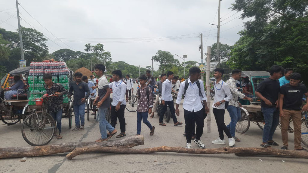 পরীক্ষাকেন্দ্র পরিবর্তনের দাবিতে টুঙ্গিপাড়ায় এইচএসসি পরীক্ষার্থীদের সড়ক অবরোধ