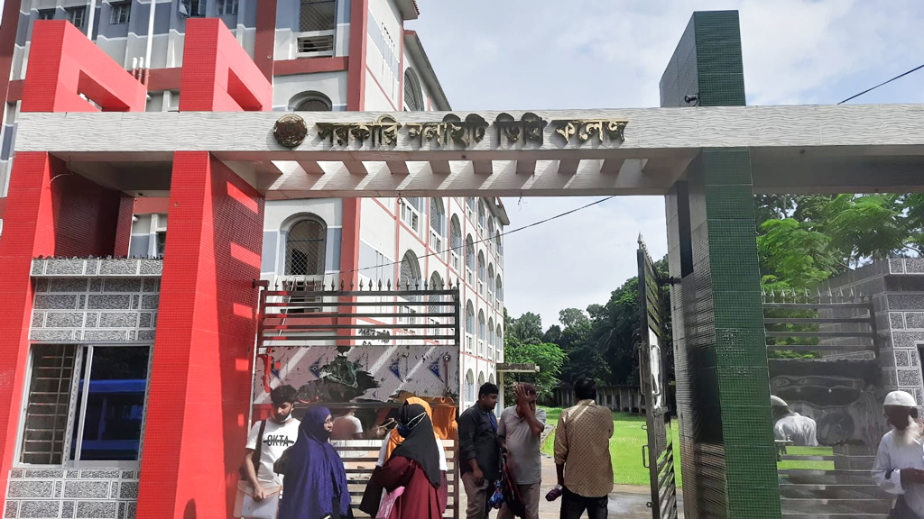 নলছিটিতে পরীক্ষা হলে মোবাইল ফোন, তিন শিক্ষার্থী বহিষ্কার