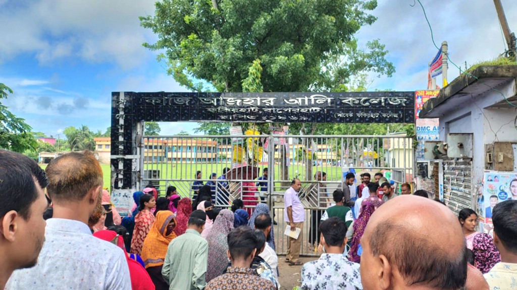 ফকিরহাটে এইচএসসি ও সমমানের পরীক্ষা শুরু, প্রথম দিনে অনুপস্থিত ৩৪ জন