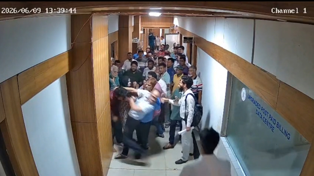 আগ্রাবাদ বিদ্যুৎ ভবনে প্রকৌশলীদের ওপর হামলা, ৪ কর্মচারীকে তাৎক্ষণিক বদলি