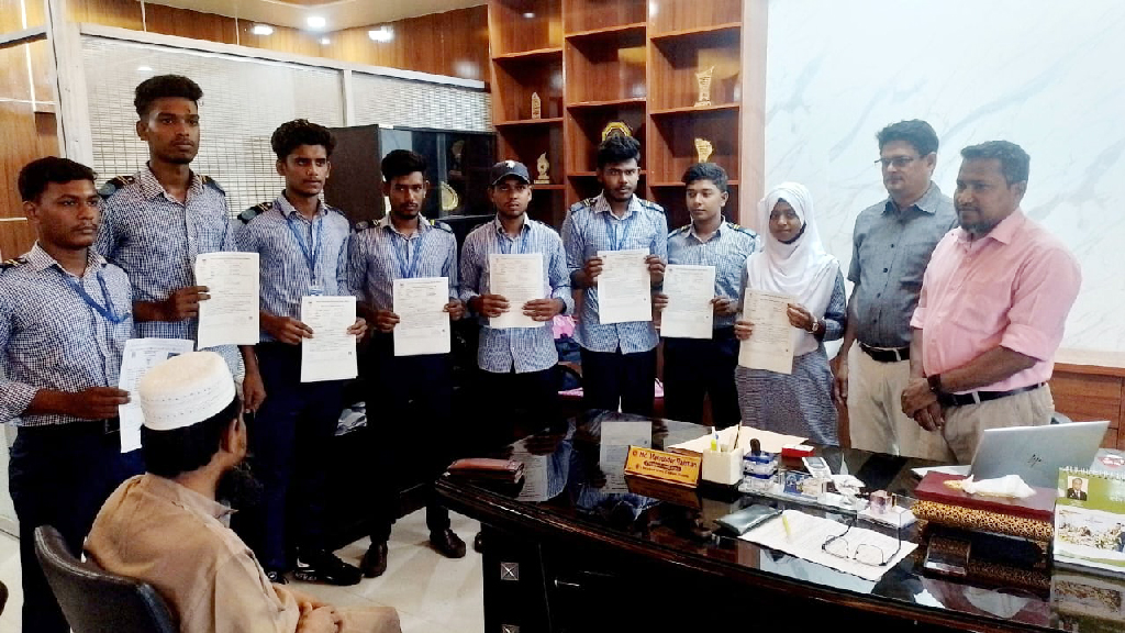শিক্ষামন্ত্রীর নির্দেশনায় এইচএসসিতে অংশ নিলেন লালপুরের প্রতারণার শিকার ৮ শিক্ষার্থী
