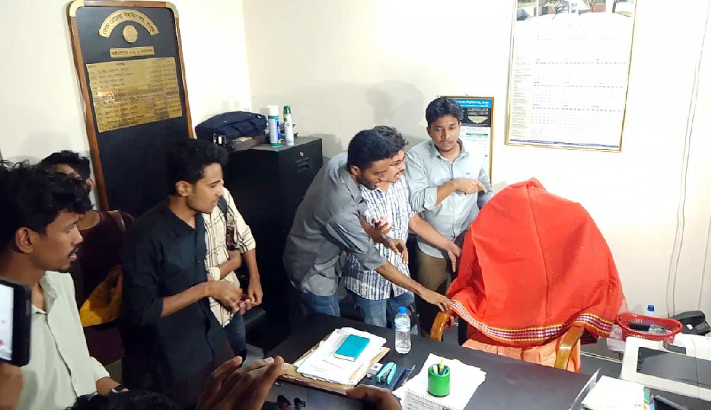 শাড়ি-চুড়ি নিয়ে প্রক্টরের অফিসে বেরোবি শিক্ষার্থীরা, ছাত্ররাজনীতি বন্ধে নিষ্ক্রিয়তার অভিযোগ